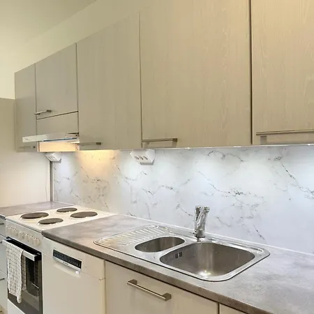 10 Mins To Center, Free Parking Apartment *