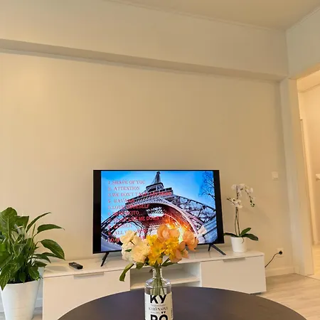 10 Mins To Center, Free Parking